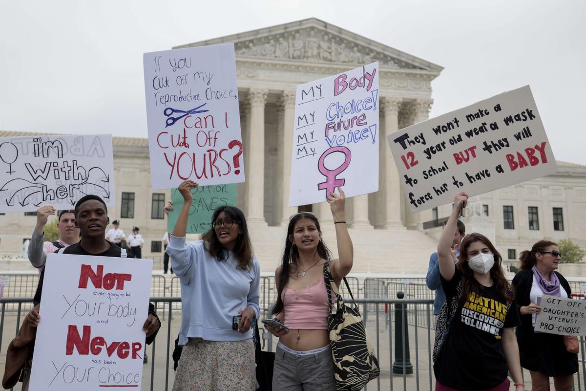 Protesta de defensores del derecho al aborto frente al edificio del Tribunal Supremo, en Washington.