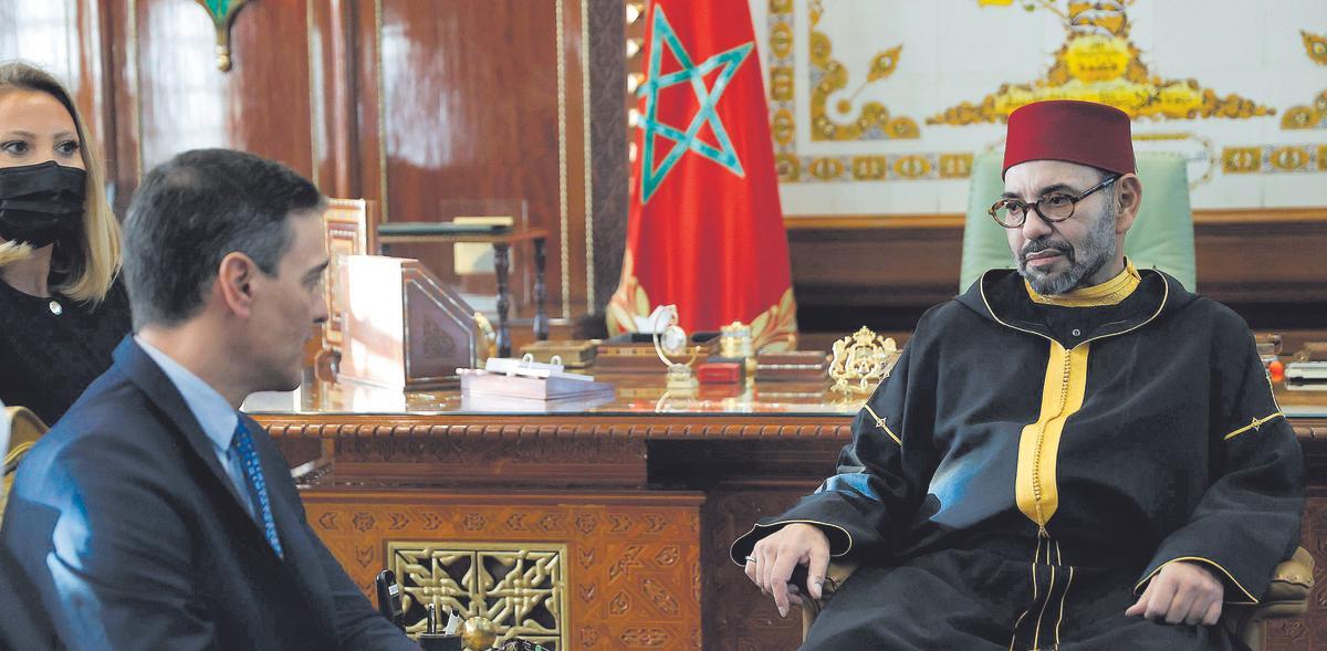 El rey de Marruecos, Mohamed VI, recibe a Pedro Sánches en el palacio real de Rabat, el pasado 7 de abril. 