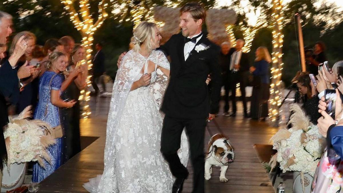 Kaley Cuoco y Karl Cook durante la ceremonia de su boda Kaley Cuoco y Karl Cook durante la ceremonia de su boda