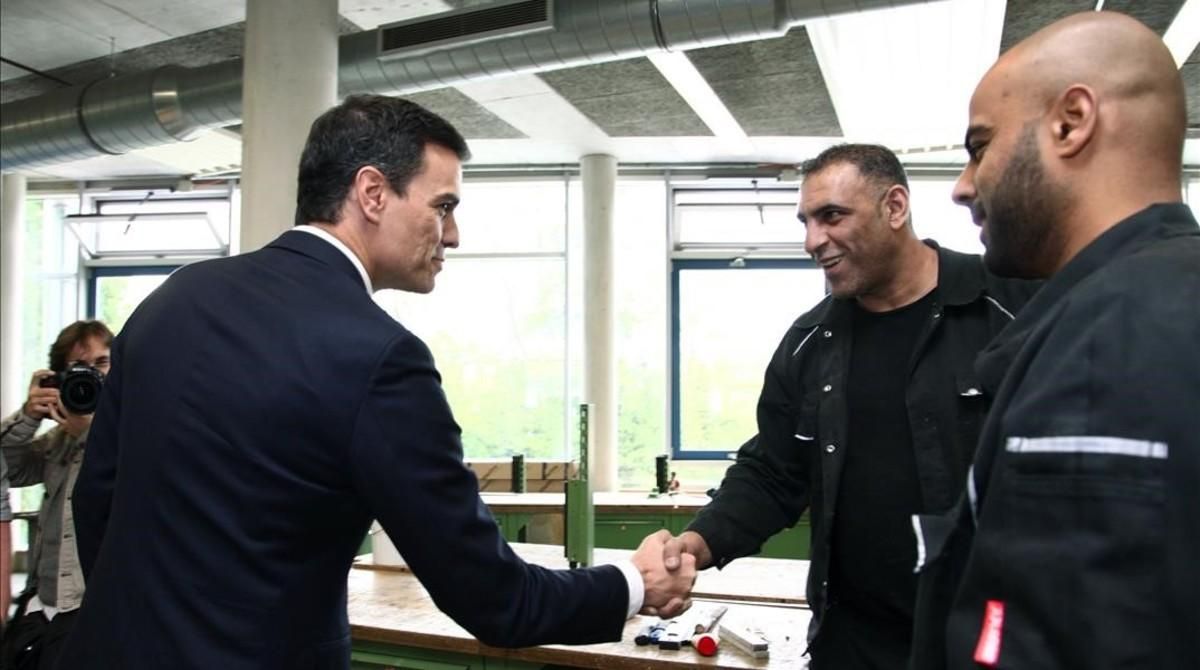 Pedro Sánchez, durante su visita a un centro de asistencia a refugiados, este miércoles en Berlín. Pedro Sánchez, durante su visita a un centro de asistencia a refugiados, este miércoles en Berlín.