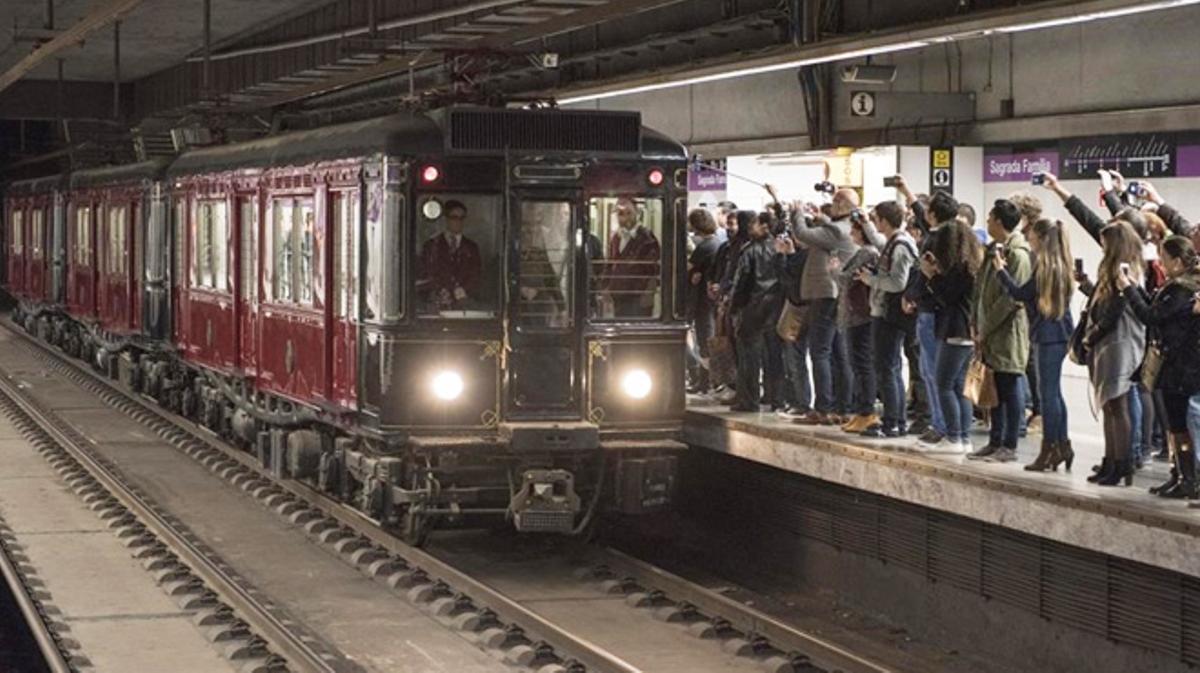 TMB rememora los 50 años de la llegada del metro a Horta con un divertido recorrido nocturno con un antiguo convoy restaurado.