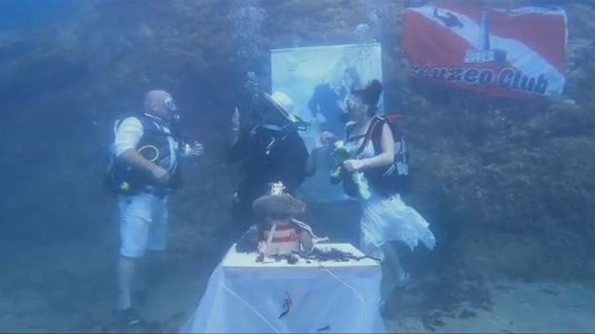 Una boda submarina: así se da el "sí quiero" a seis metros bajo el agua