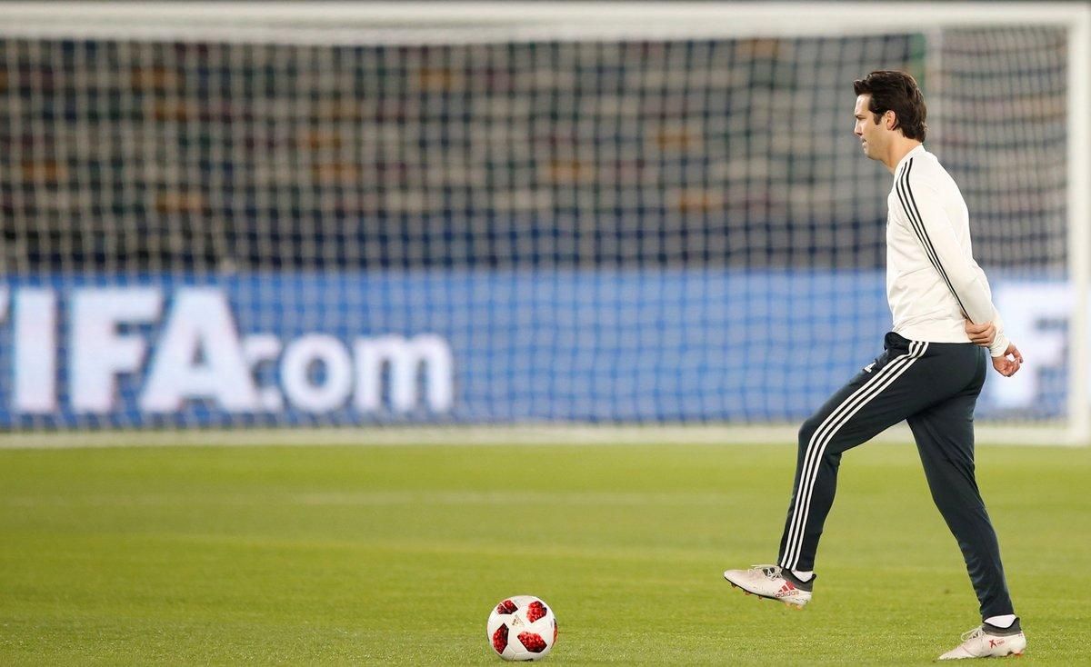 Santiago Solari, durante el último entrenamiento del Madrid en Abu Dhabi. Santiago Solari, durante el último entrenamiento del Madrid en Abu Dhabi.