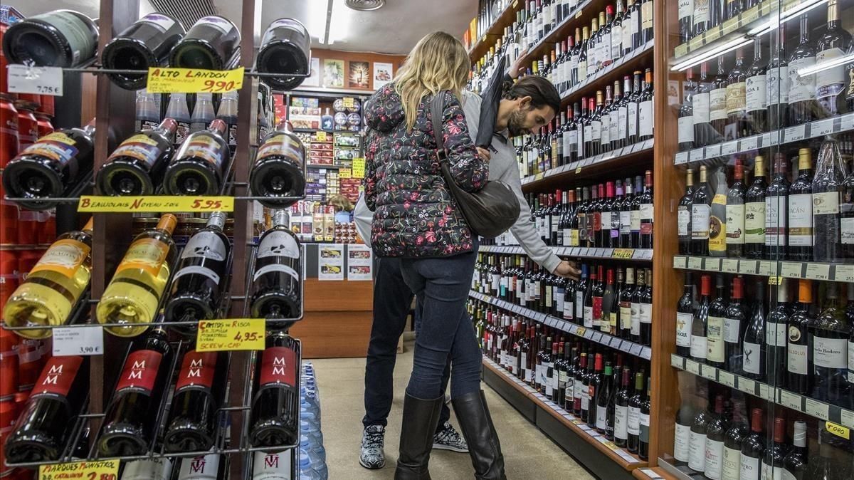 Vinos expuestos en un colmado de la calle de Ferran, en Barcelona. Vinos expuestos en un colmado de la calle de Ferran, en Barcelona.