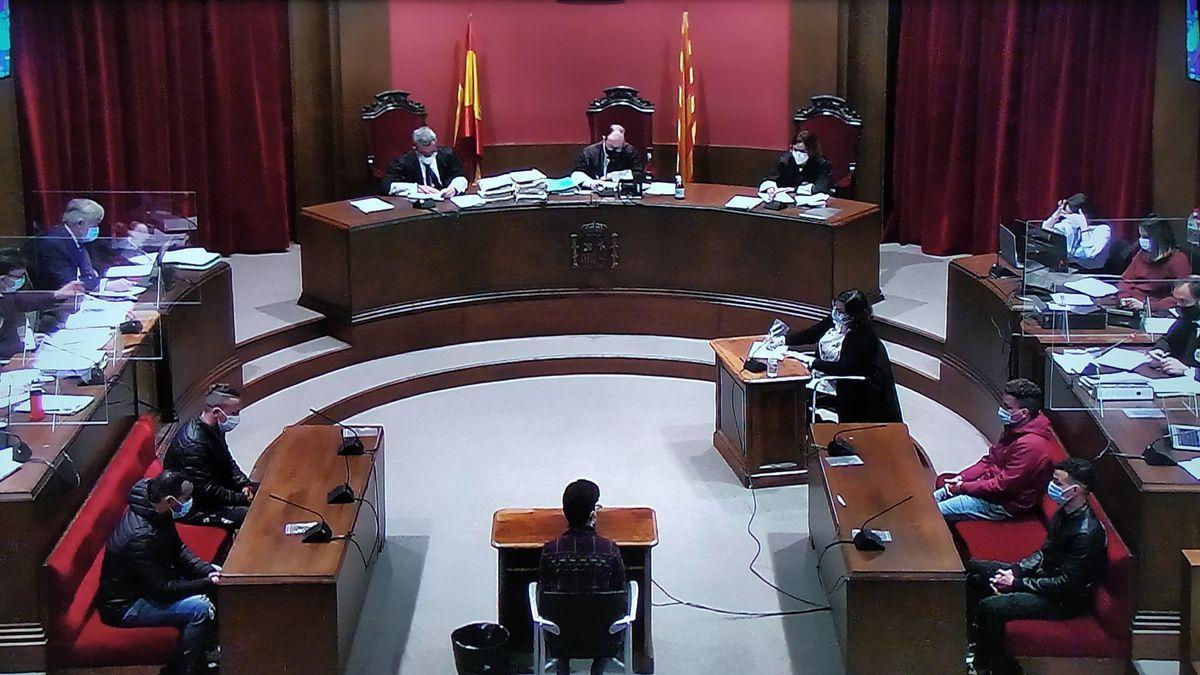 Uno de los acusados de la violación múltiple de Sabadell declara ante el juez.