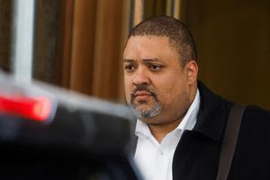 El fiscal Alvin Bragg sale de la sede del ministerio público, este miércoles en Nueva York.