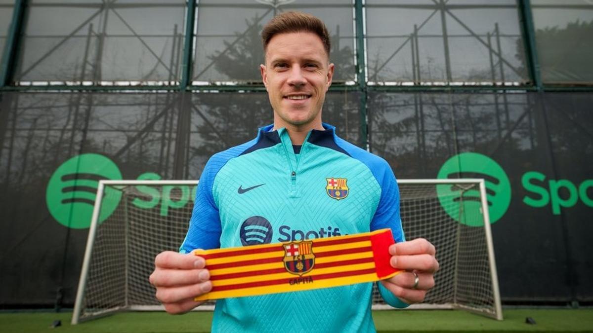 Ter Stegen enseña el brazalete que lucirá ahora como cuarto capitán del Barça.