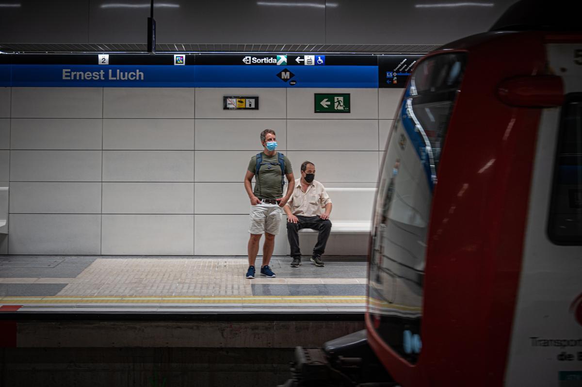 Imagen de archivo de la estación de Ernest Lluch de la L5 del metro de Barcelona.