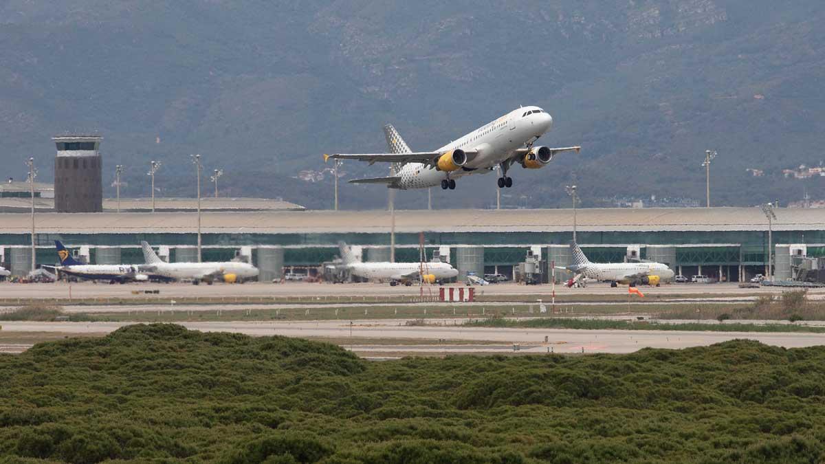 Un avión despega del aeropuerto de Barcelona-El Prat.
