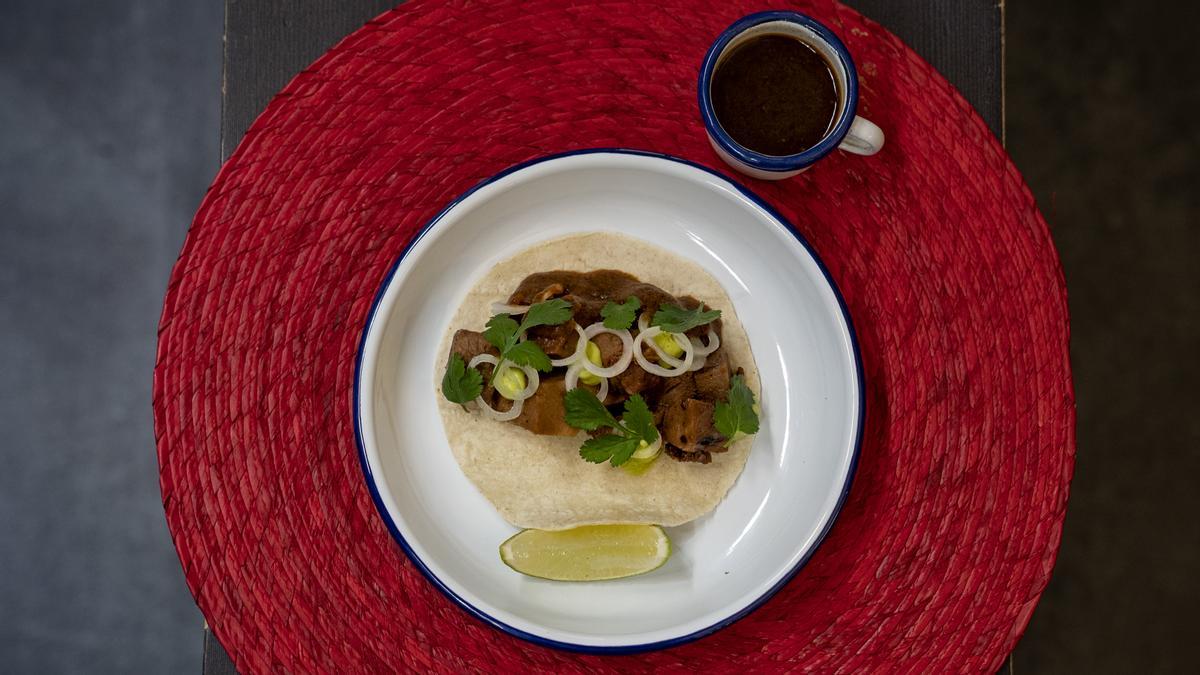 El taco de lengua con consomé. El taco de lengua con consomé.