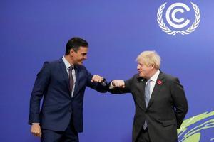 El presidente del Gobierno, Pedro Sánchez, saluda al primer ministro británico, Boris Johnson, en la apertura de la COP26, en Glasgow, Escocia, este 1 de noviembre de 2021.