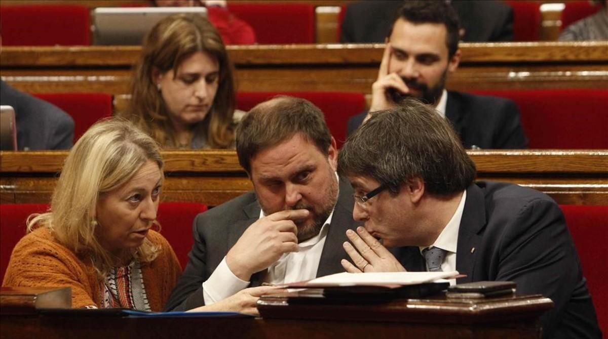 Neus Munté, Oriol Junqueras y Carles Puigdemont, en el Parlament. Neus Munté, Oriol Junqueras y Carles Puigdemont, en el Parlament.