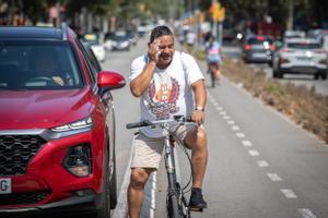Un ciclista asado de calor se seca el sudor, el pasado septiembre, en el carril bici del paseo de Sant Joan, en Barcelona