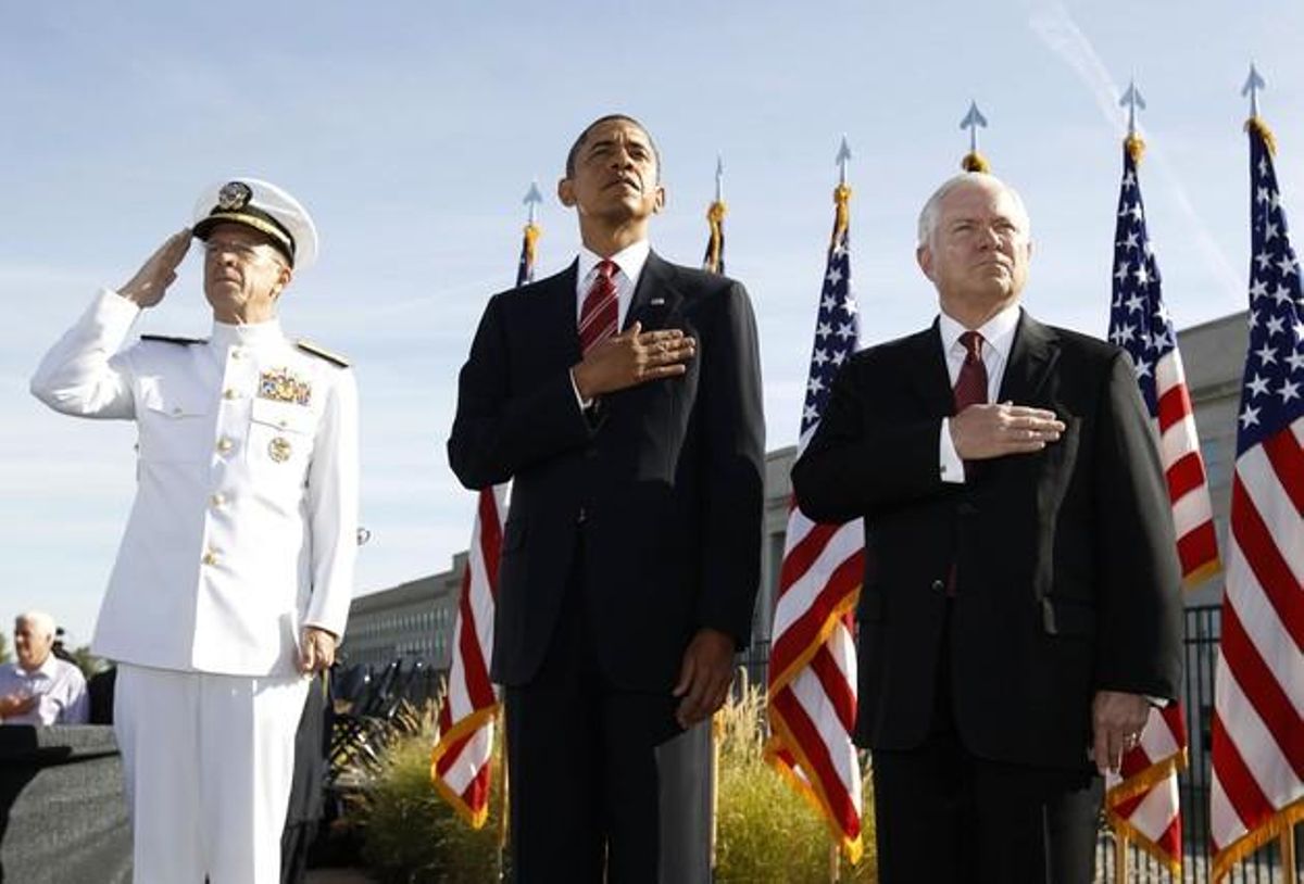 Obama, entre el jefe supremo de las fuerzas armadas, Mike Mullen, y el secretario de Defensa, Robert Gates, en el acto de hoy del Pentágono. Obama, entre el jefe supremo de las fuerzas armadas, Mike Mullen, y el secretario de Defensa, Robert Gates, en el acto de hoy del Pentágono.