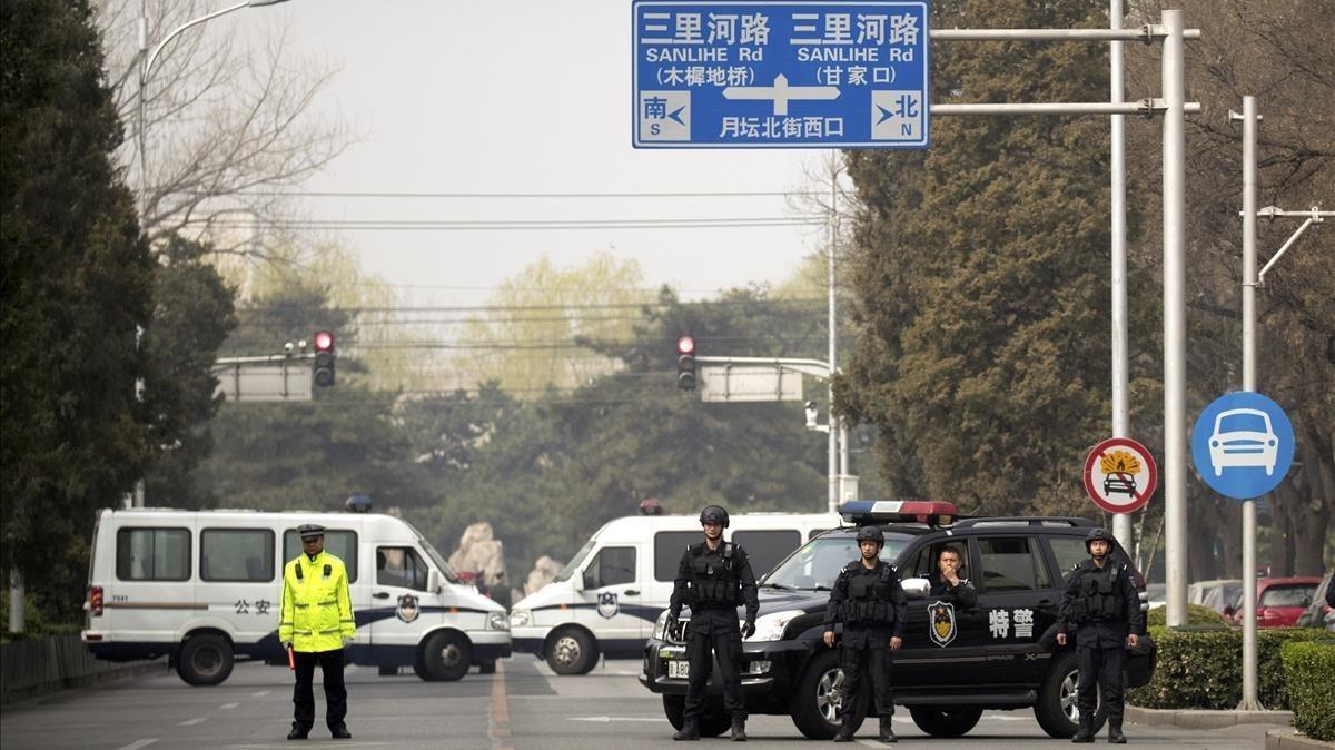 Policías en una carretera de Pekín, este martes.