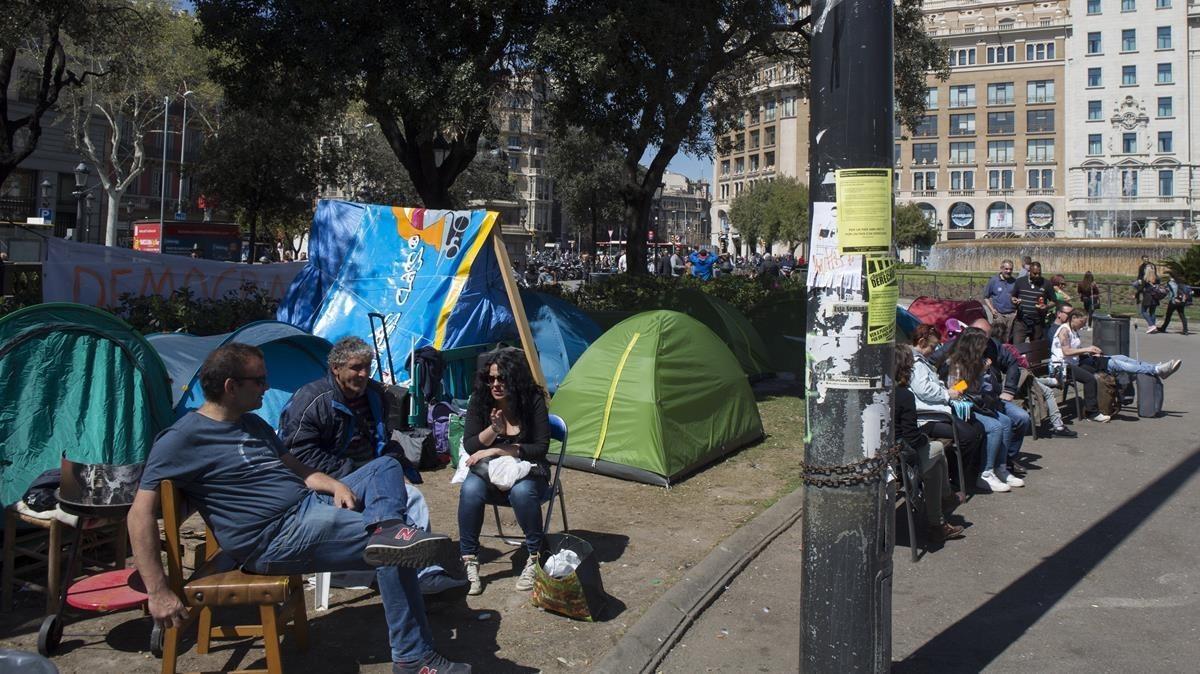 Acampada de personas sin hogar en la plaza de Catalunya.