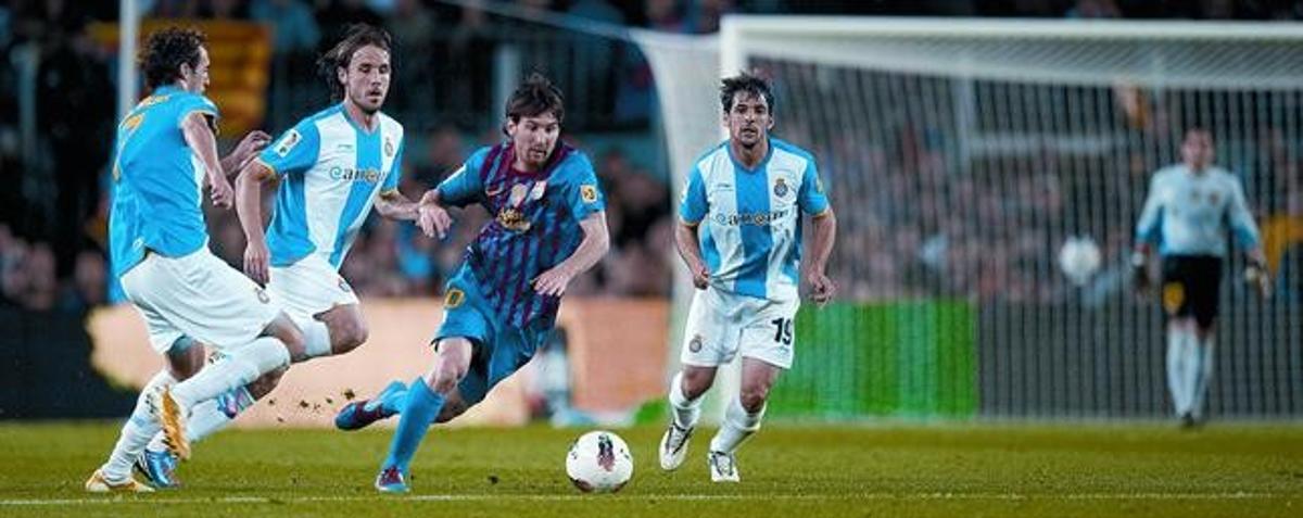 Messi se escapa con el balón de Baena, Verdú y  Víctor Sánchez, anoche.