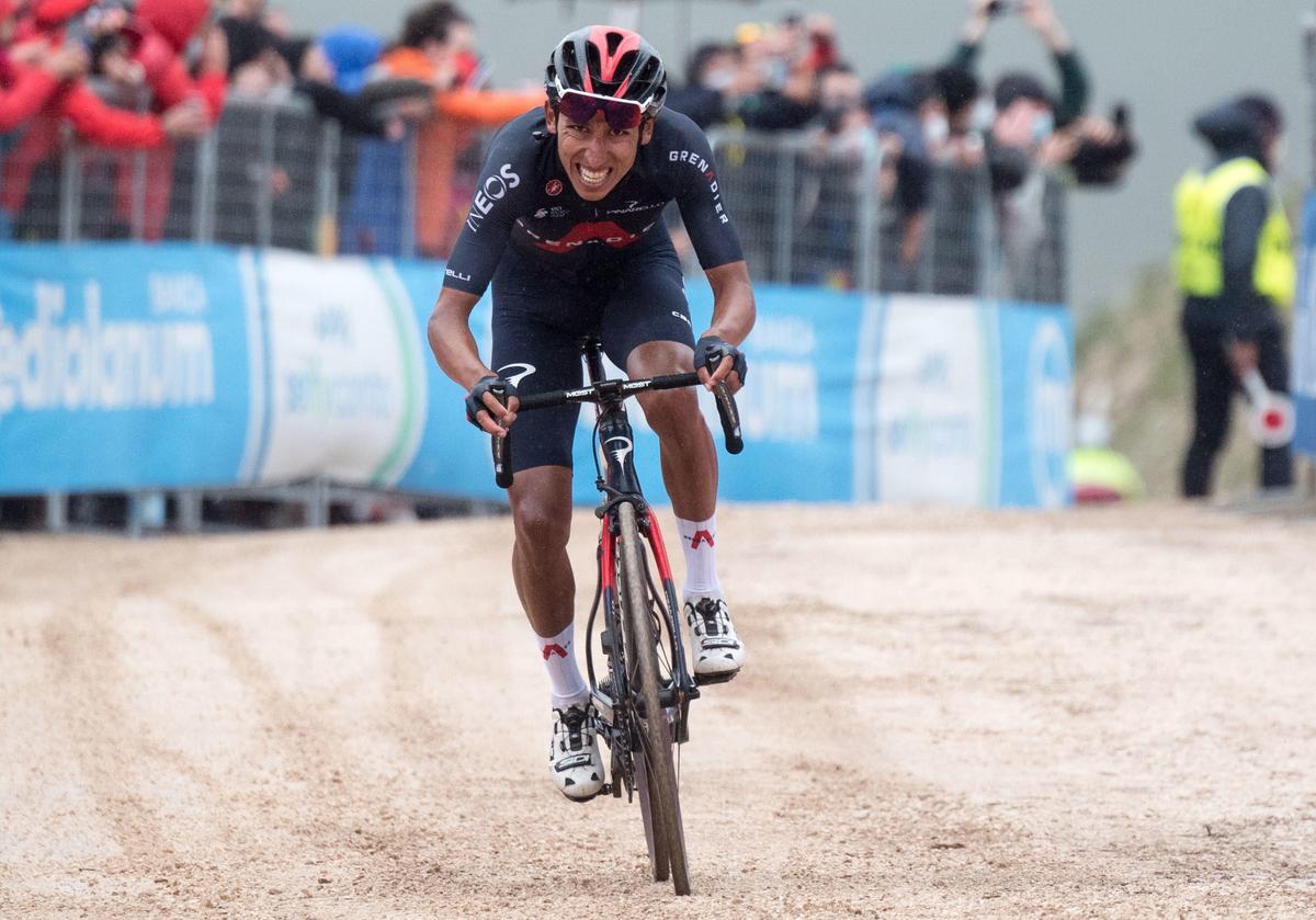 Egan Bernal colpeja primer al Giro d’Itàlia el 2021