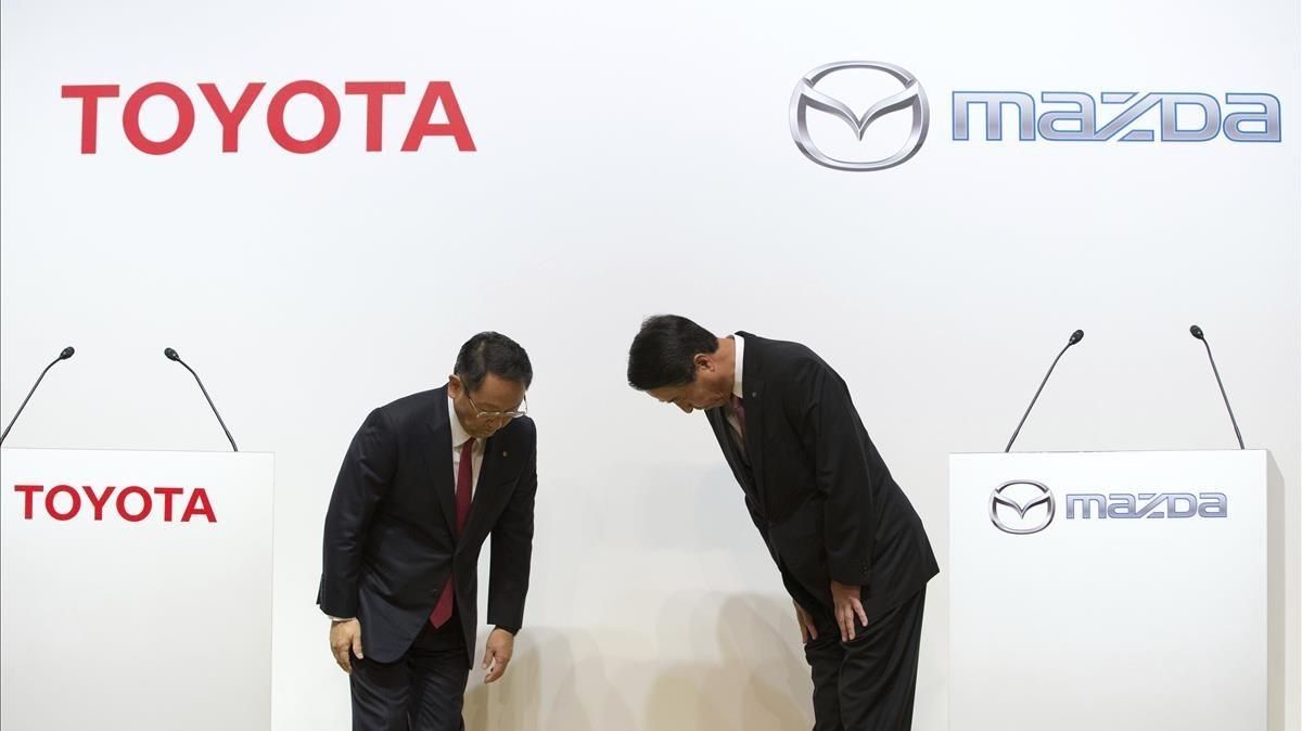 Los presidentes de Toyota y de Mazda, en la presentación de la alianza. Los presidentes de Toyota y de Mazda, en la presentación de la alianza.
