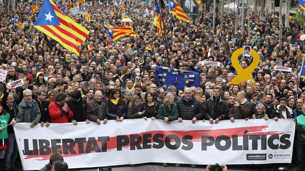 Cabecera de la manifestación de la ANC y Òmnium contra la detención en Alemania de Puigdemont, el pasado 25 de marzo.