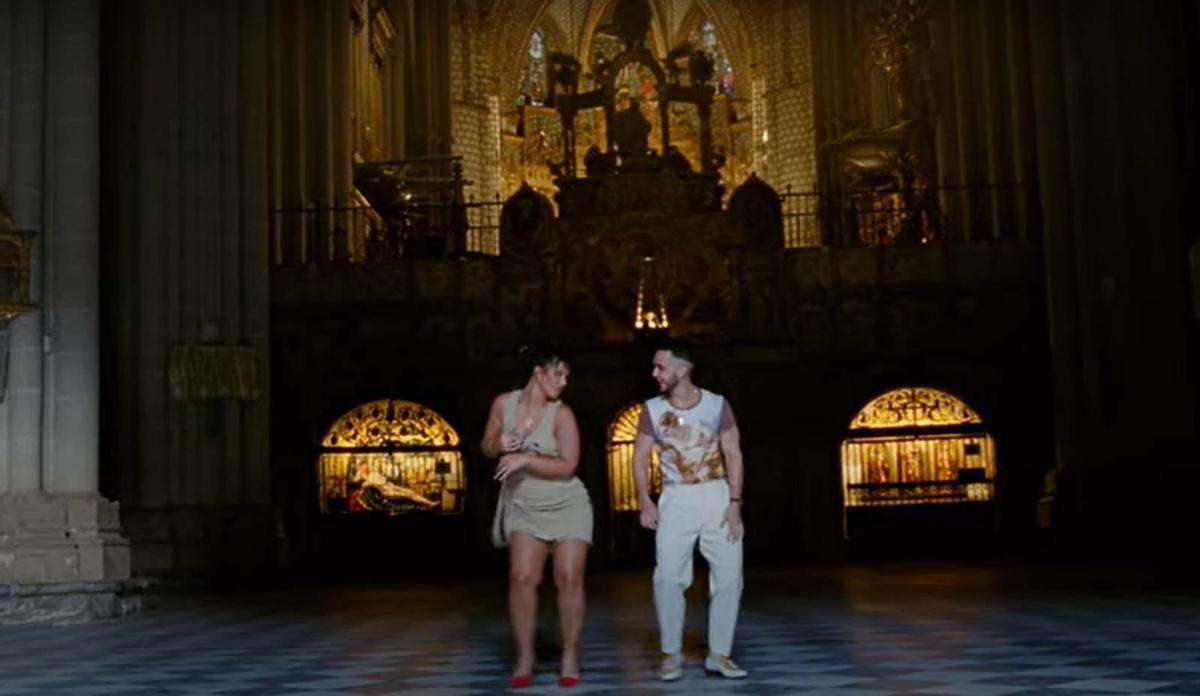 C. Tangana y Nathy Peluso bailan en el videoclip ’Ateo’, grabado dentro de la Catedral de Toledo.