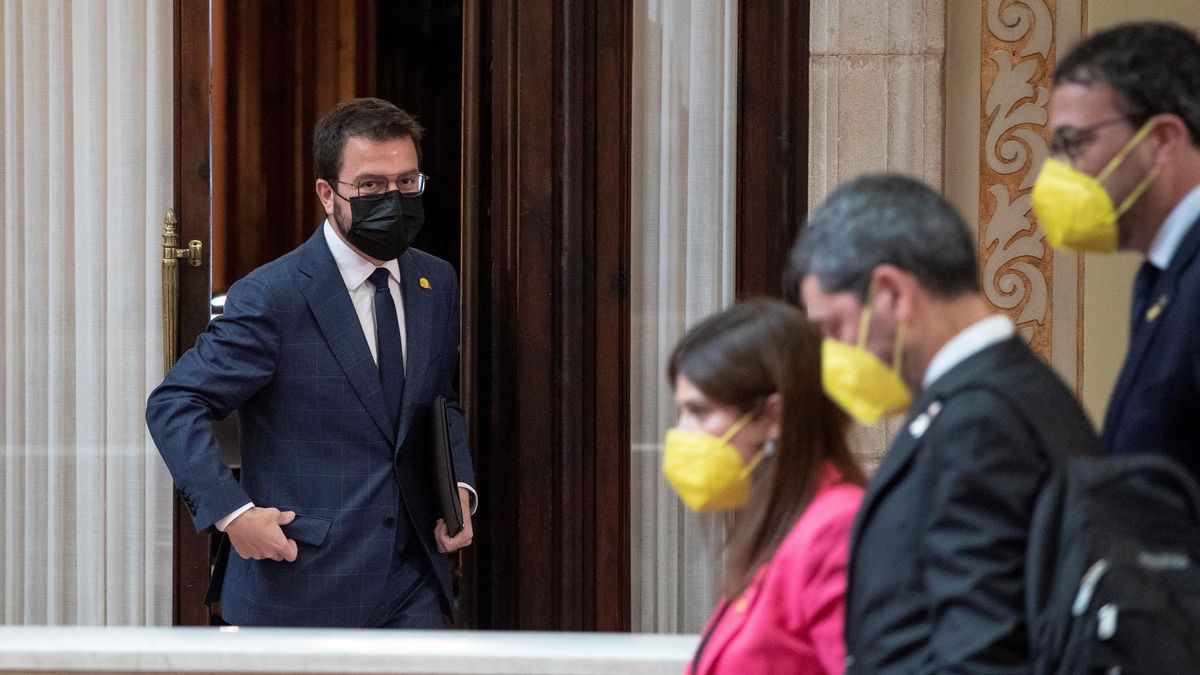 Pere Aragonès, el candidato de ERC, con unos diputados de JxCat en primer plano Pere Aragonès, el candidato de ERC, con unos diputados de JxCat en primer plano