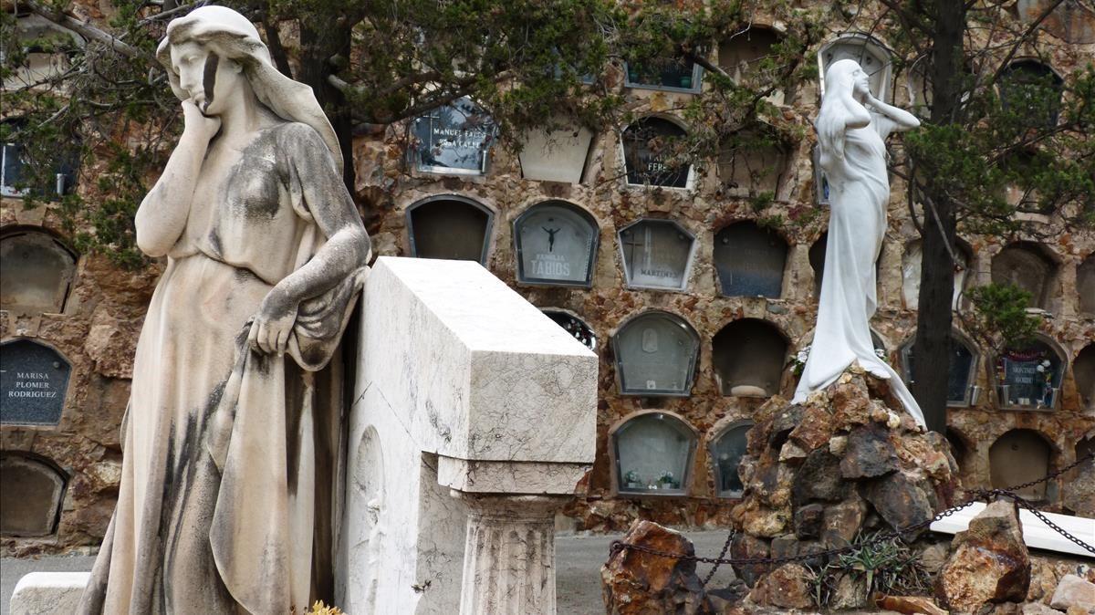 En primer plano una de las esculturas de Josep Llimona en el Cementiri de Montjuïc descubierta por Montse Oliva; al fondo, una pieza de Enric Clarasó.