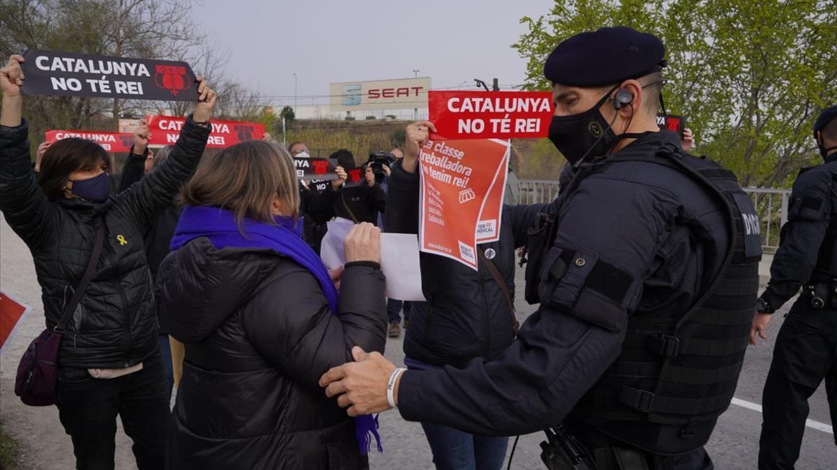 Protestas por la visita del Rey y Pedro Sánchez a la Seat en Martorell. Protestas por la visita del Rey y Pedro Sánchez a la Seat en Martorell.