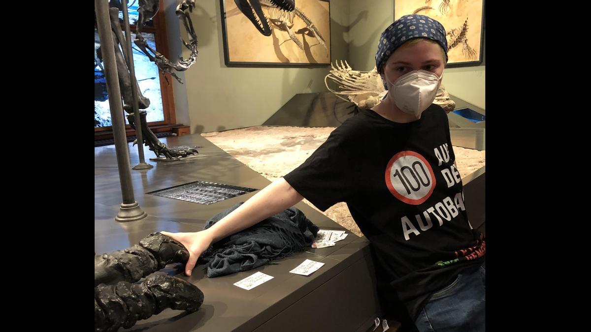 Activistas ecologistas pegan sus manos al pedestal de un esqueleto de dinosaurio de un museo de Viena Activistas ecologistas pegan sus manos al pedestal de un esqueleto de dinosaurio de un museo de Viena