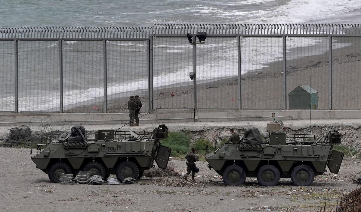 Militares españoles en la valla fronteriza de Ceuta