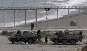 Militares españoles en la valla fronteriza de Ceuta