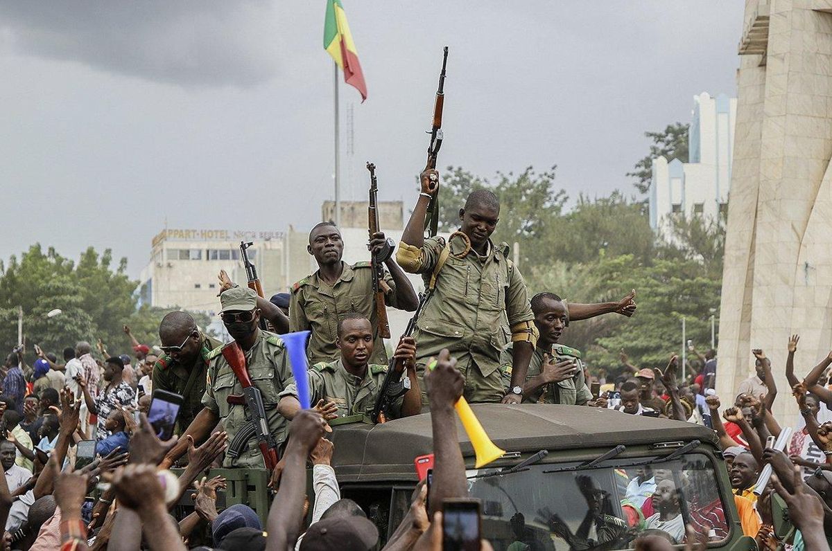 Un grupo de militares rebeldes es aclamado por manifestantes concentrados en Bamako, capital de Malí, este martes. Un grupo de militares rebeldes es aclamado por manifestantes concentrados en Bamako, capital de Malí, este martes.