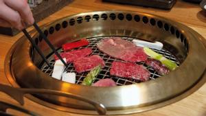 Varios cortes de carne en la ’yakiniku’, la barbacoa japonesa del restaurante Ah-Un.