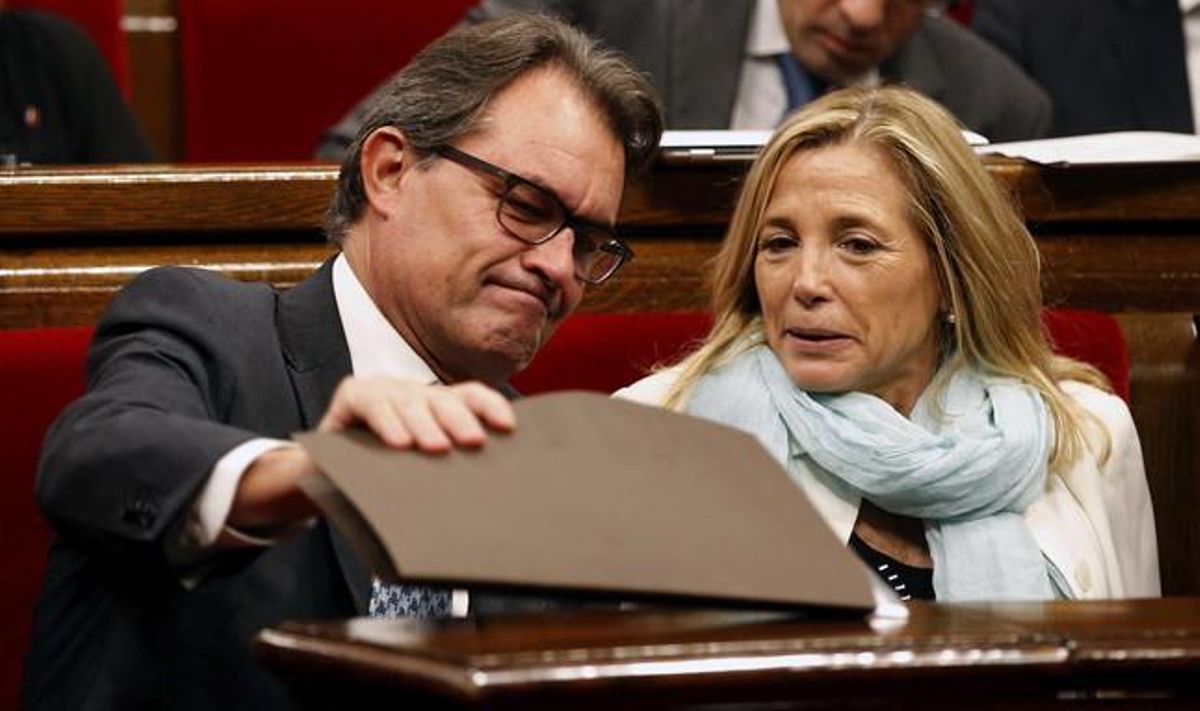 Artur Mas mira bajo una carpeta en el Parlament, junto a la vicepresidenta Joana Ortega. Artur Mas mira bajo una carpeta en el Parlament, junto a la vicepresidenta Joana Ortega.