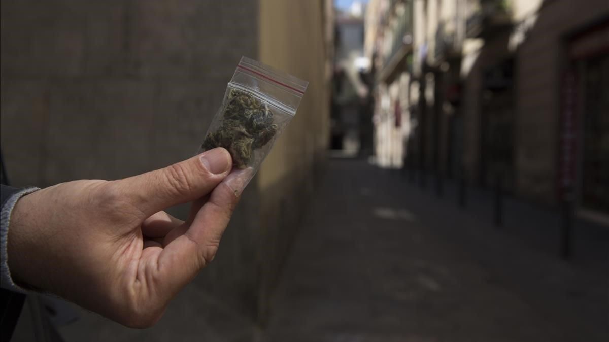 Una bolsa de maría adquirida esta semana por 25 euros en esta calle, Santa Mònica, en el Raval, junto a la Rambla. Una bolsa de maría adquirida esta semana por 25 euros en esta calle, Santa Mònica, en el Raval, junto a la Rambla.