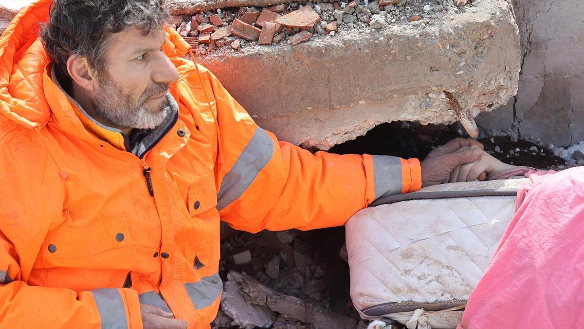 "Aquí no viene nadie": Miles de personas permanecen atrapadas bajo los escombros del terremoto en Turquía