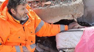 "Aquí no viene nadie": Miles de personas permanecen atrapadas bajo los escombros del terremoto en Turquía