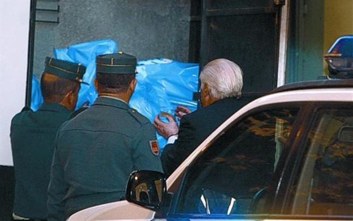 Macià Alavedra llega esposado a la Audiencia Nacional, en octubre del 2009. Macià Alavedra llega esposado a la Audiencia Nacional, en octubre del 2009.
