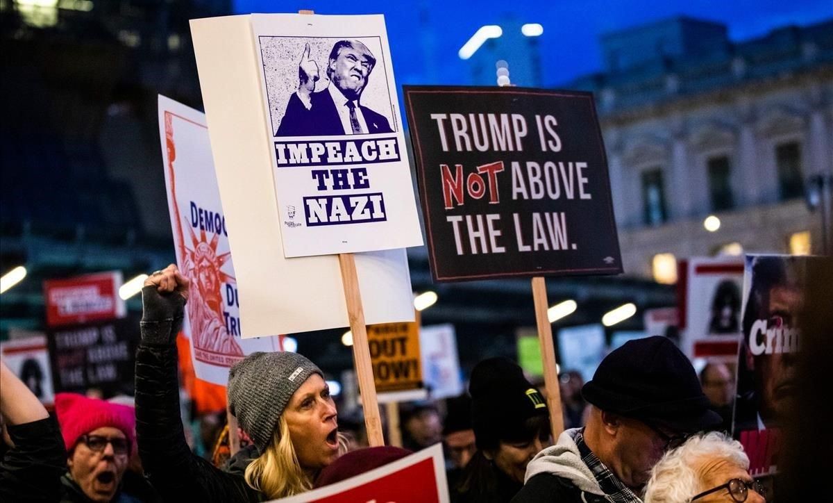 Manifestantes reclaman el ’impeachment’ para Trump en una protesta en San Francisco. Manifestantes reclaman el ’impeachment’ para Trump en una protesta en San Francisco.