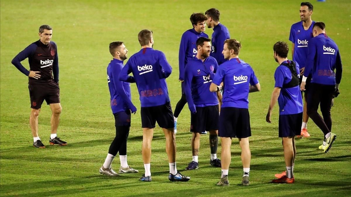 Valverde y los jugadores azulgranas, en un entrenamiento previo al partido de Supercopa contra el Atlético en Yeda, Arabia Saudí. Valverde y los jugadores azulgranas, en un entrenamiento previo al partido de Supercopa contra el Atlético en Yeda, Arabia Saudí.
