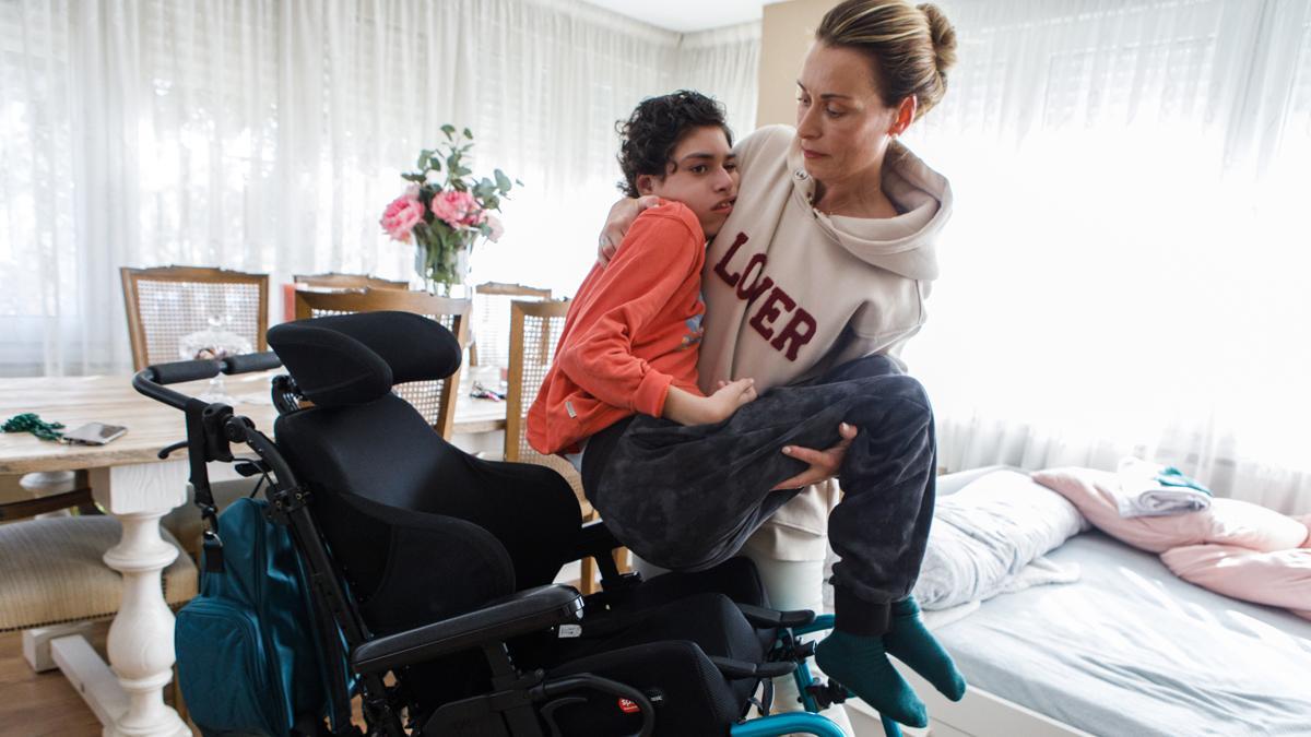 Sense ajudes per a persones amb discapacitat: tres anys esperant una llitera per dutxar-se