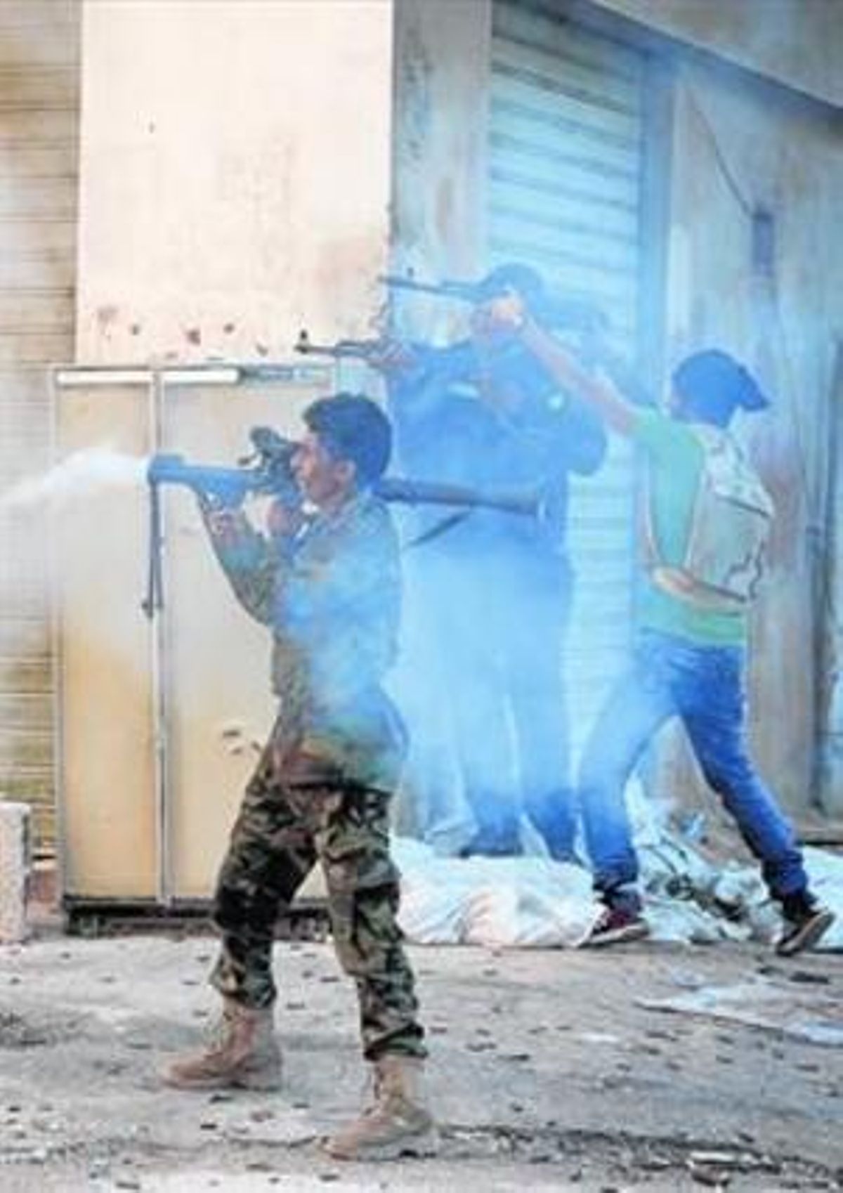 Unas milicias libias se enfrentan a otras del Estado Islámico en Bengazi. Unas milicias libias se enfrentan a otras del Estado Islámico en Bengazi.