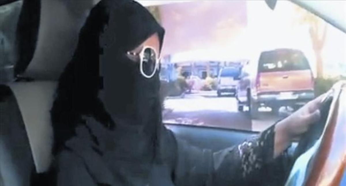 Una mujer conduce un vehículo por las calles de Riad, en una imagen de vídeo facilitada por la campaña, ayer.