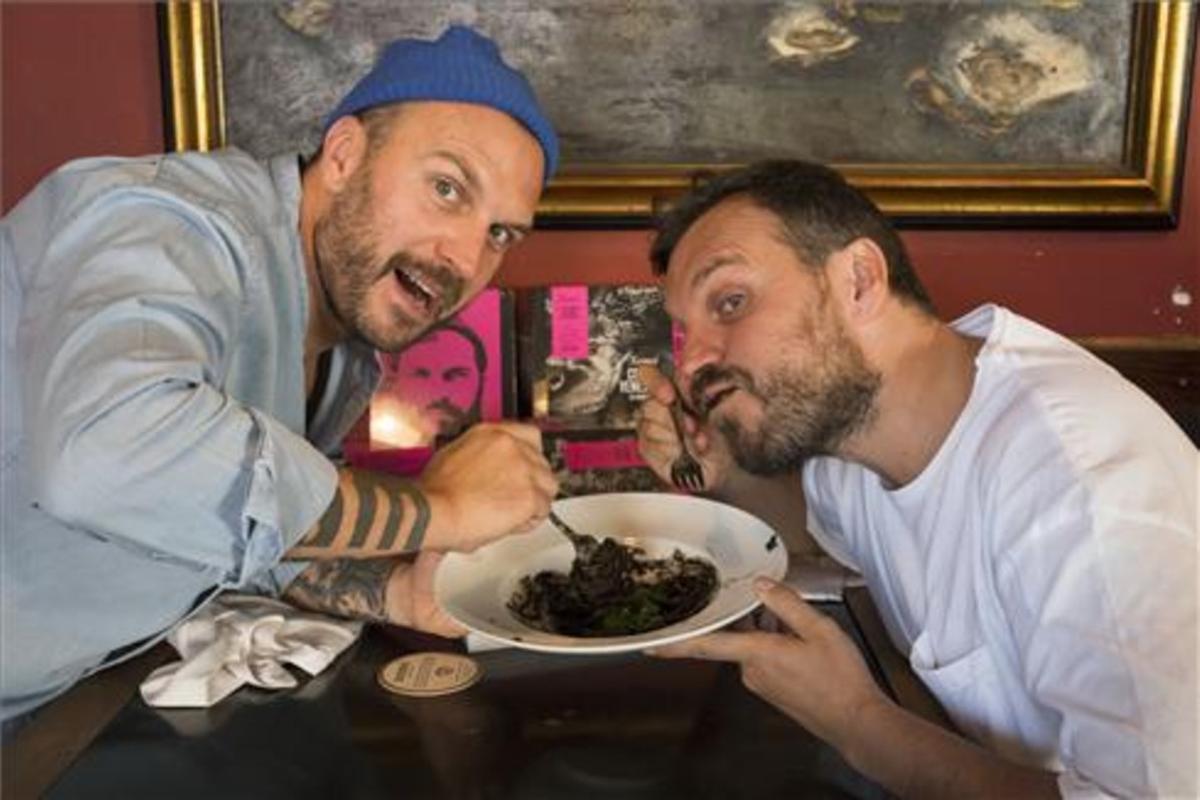 Stefano y Max Colombo, al ataque de un os espaguetis al ’nero di seppia’. Foto: August Blázquez