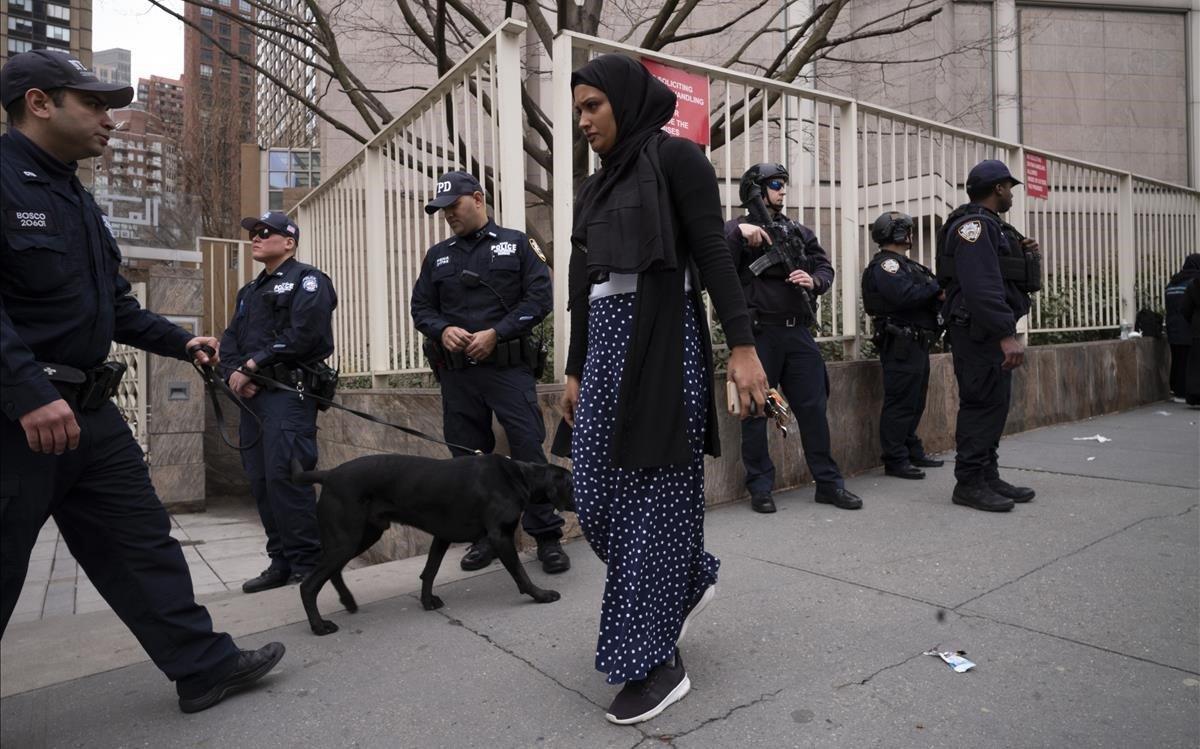 La policía vigila el Centro de Cultura Islámica de Nueva York.