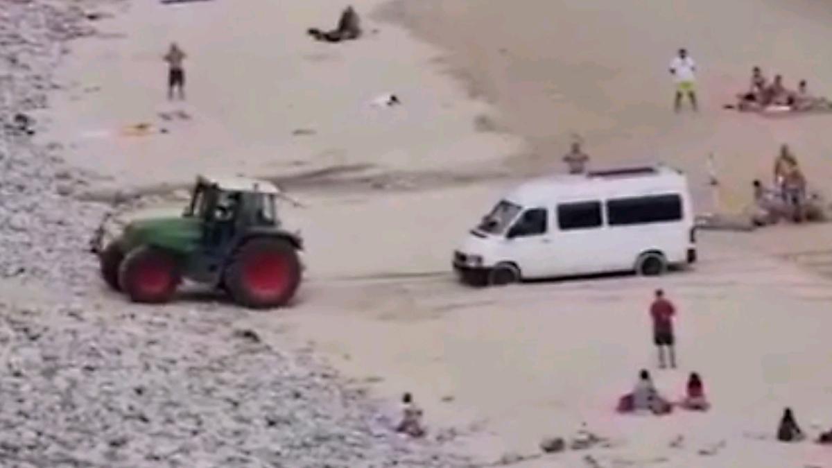 Unos turistas franceses “aparcan” su furgoneta en mitad de una playa: “Nos guio el GPS”