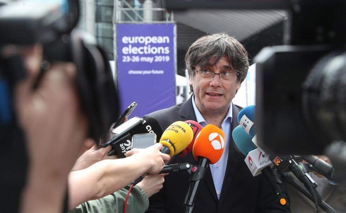 Carles Puigdemont habla con la prensa frente al Parlamento Europeo, en Bruselas. Carles Puigdemont habla con la prensa frente al Parlamento Europeo, en Bruselas.