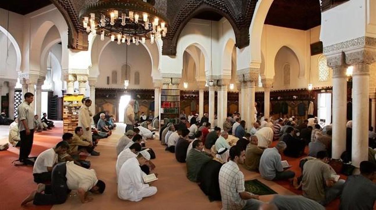 Rezo musulmán en la gran mezquita de París. Rezo musulmán en la gran mezquita de París.