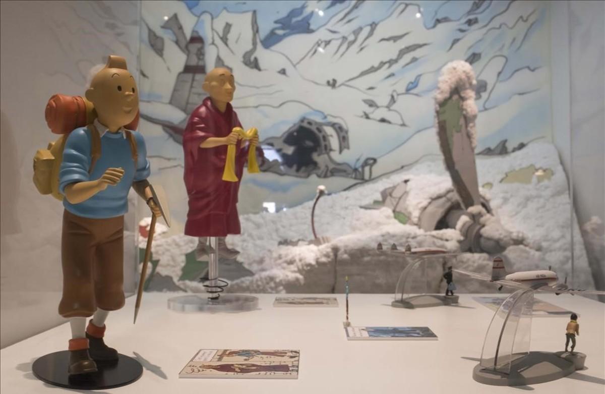Detalles de la muestra del Museu d’Història de Catalunya sobre las influencias de la vida real que el dibujante belga Hergé trasladó a  ’Tintín en el Tíbet’.