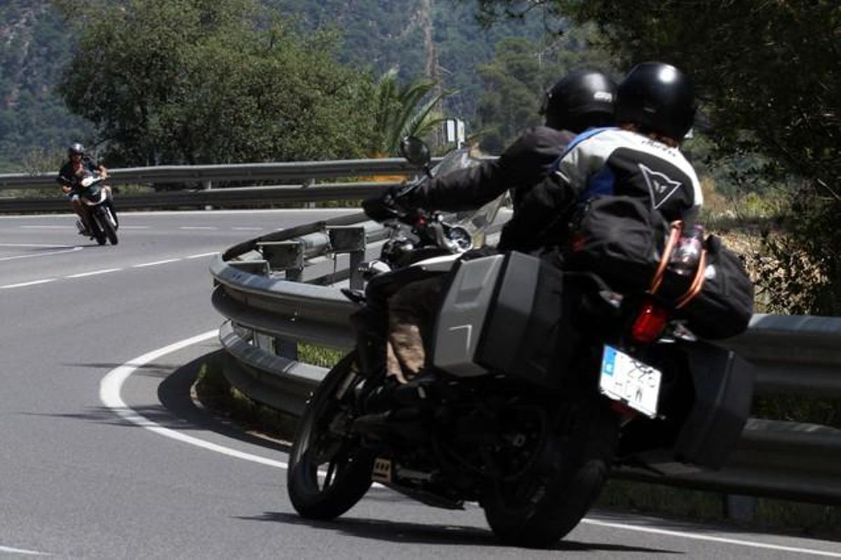 Motoristas en la carretera de Tossa a Lloret de Mar. Motoristas en la carretera de Tossa a Lloret de Mar.